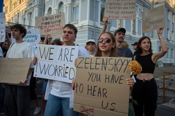 Seit Tagen gab es Proteste in Kiew und anderen Städten gegen die Beschneidung der Vollmachten der Anti-Korruptionsbehörden. - © Efrem Lukatsky/AP/dpa