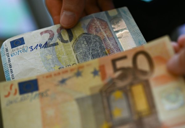 Scheine im Nennwert von 50 und 20 Euro werden am häufigsten gefälscht. - © Arne Dedert/dpa