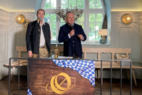 Der Liedermacher Oimara alias Beni Hafner und Wiesn-Chef Christian Scharpf (SPD) freuen sich auf die Wiesn. - © Sabine Dobel/dpa