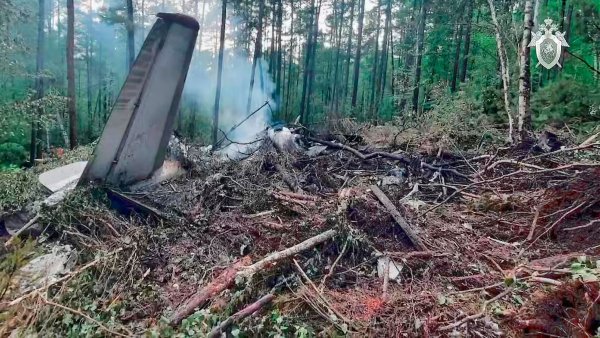 Überreste der abgestürzten An-24 mitten in der Taiga. - © -/Russian Investigative Committee/AP/dpa