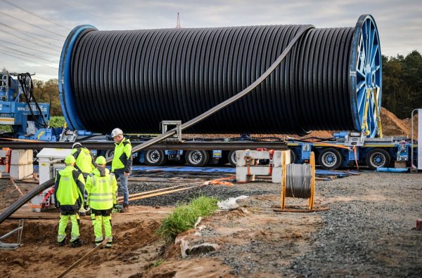 Die Stromtrasse Suedlink soll Strom aus Erneuerbaren Energien von Norddeutschland in den Süden transportieren. (Archivbild) - © Focke Strangmann/dpa