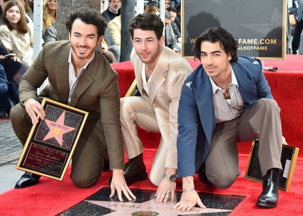 Kevin, Nick und Joe Jonas wurden jung berühmt - und mit unangemessenen Fragen konfrontiert. (Archivbild) - © Jordan Strauss/Invision via AP/dpa