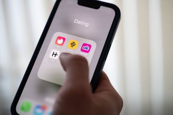 Eine Frau hält ein Smartphone, auf dem Dating-Apps angezeigt werden. (Symbolbild) - © Alicia Windzio/dpa