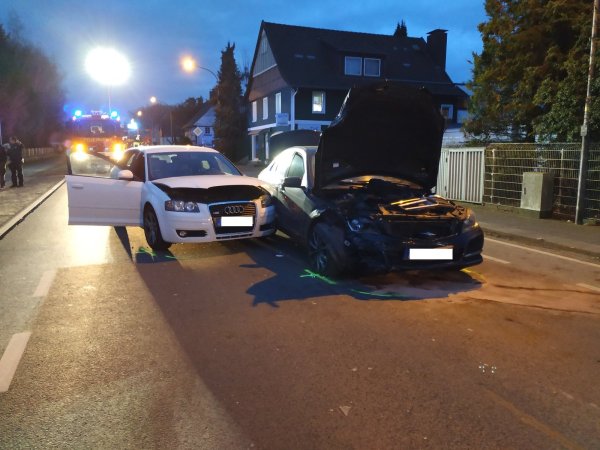 Sperrung zum Feierabend: Die Lagesche Straße ist nach einem Unfall auf Höhe der Avia-Tankstelle derzeit gesperrt. - © Patrick Bockwinkel