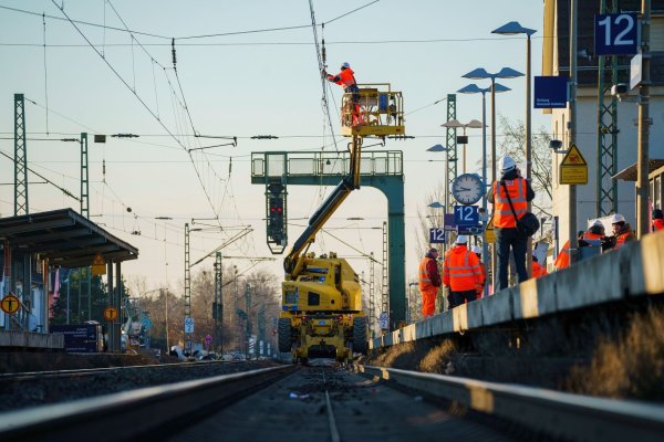 Die Riedbahn soll ab Mitte Juli für fünf Monate gesperrt und komplett saniert werden. - © Andreas Arnold/dpa
