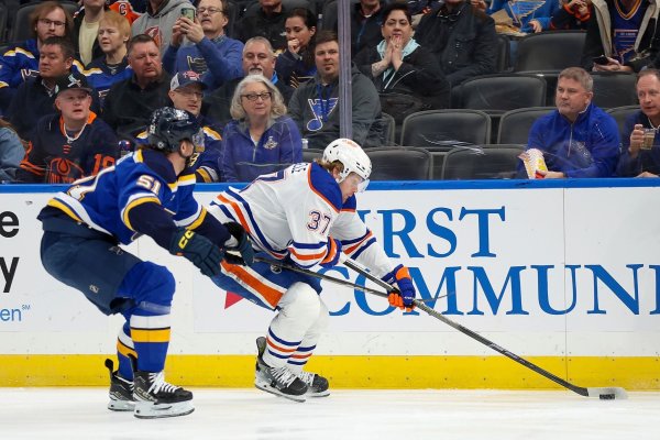 Warren Foegele (37) von den Edmonton Oilers beschützt den Puck gegen Matthew Kessel. - © Scott Kane/AP/dpa