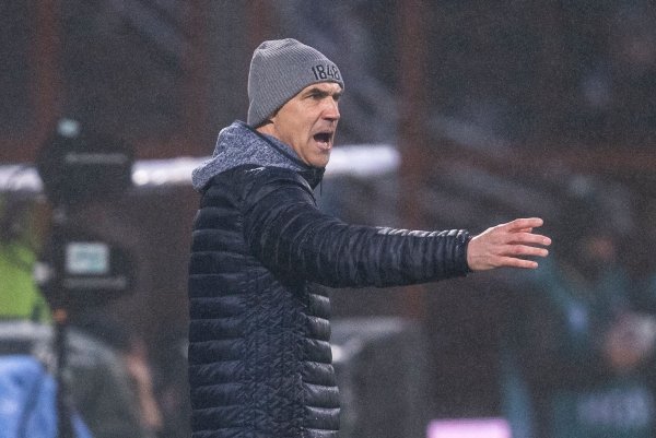 Bochums Trainer Thomas Letsch gibt Anweisungen. - © David Inderlied/dpa