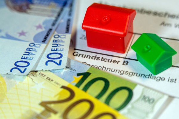 In NRW setzten Bonn, Bochum, Duisburg, Essen, Münster und Dortmund auf einen differenzierten Hebesatz bei der Grundsteuer. (Symbolbild) - © Jens Büttner/dpa-Zentralbild/dpa