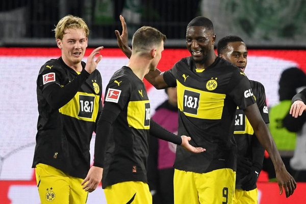Erfolgreiche Rückkehr: Julian Brandt von Borussia Dortmund (l) gelangen beim 3:1 in Wolfsburg ein Tor und eine Vorlage. - © Swen Pförtner/dpa