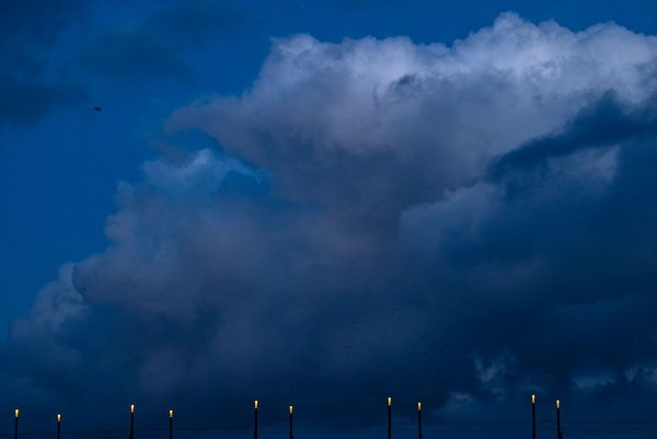 Viele Wolken aber keinen Schnee gibt es rund um Weihnachten in NRW. (Archivbild) - © Thomas Banneyer/dpa