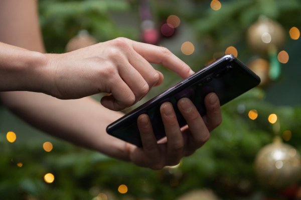 Die traditionelle Weihnachtskarte verliert an Bedeutung: 62 % der Deutschen ab 16 Jahren verschicken digitale Grüße, zeigt eine Umfrage von Bitkom Research. - © Catherine Waibel/dpa-tmn