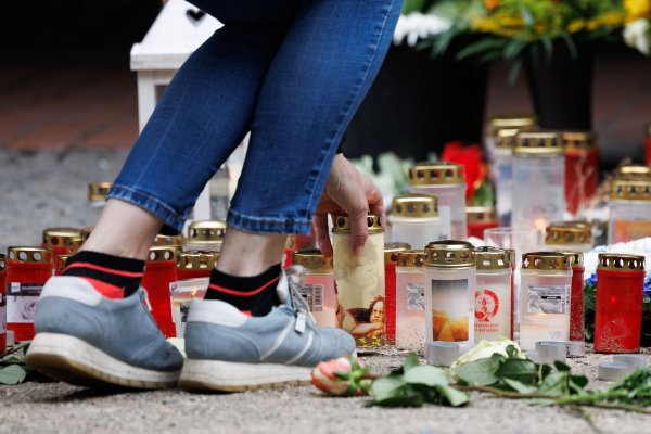 Trauerkerzen stehen an einem Tatort in der Paderborner Innenstadt. Acht Monate nach einem tödlichen Angriff auf einen 30-Jährigen vor einem Kiosk in Paderborn hat das Landgericht ein Urteil gegen zwei Männer gesprochen. - © Friso Gentsch/dpa