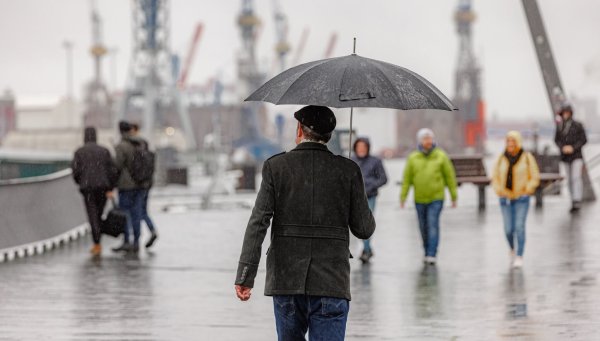 Ungemütliches und stürmisches Wetter ist für die Nordseeküste vorhergesagt - doch die befürchtete Sturmflut ist ausgeblieben. - © Markus Scholz/dpa