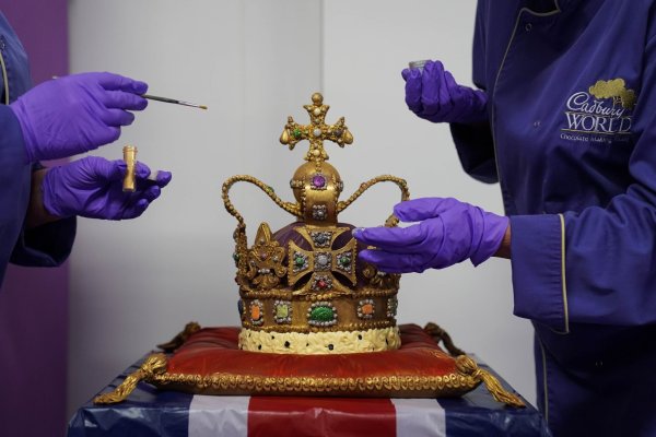 Zur Krönung von Charles III. gab es von Cadbury noch eine Schoko-Krone. (Archivbild) - © Jacob King/PA Wire/dpa