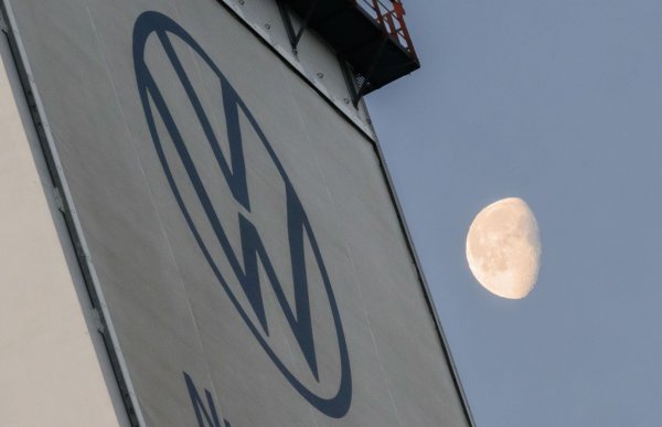 Volkswagen hat die längste Tarifrunde der Konzerngeschichte hinter sich. (Archivbild) - © Julian Stratenschulte/dpa