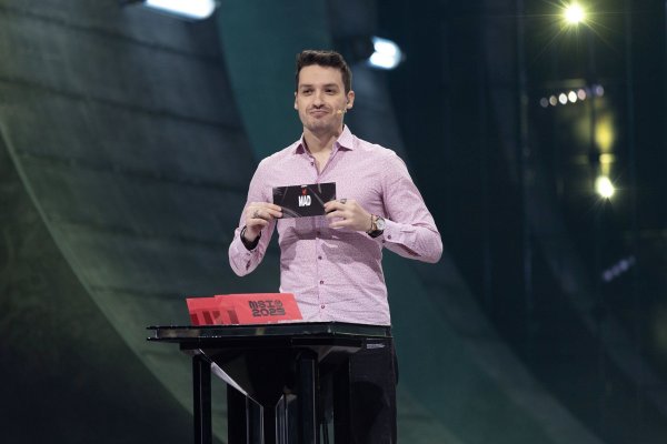 Excel-Profi Odoamne zog die Teams für die Begegnungen der MSI-Playoffs aus roten Umschlägen. - © Riot Games/dpa