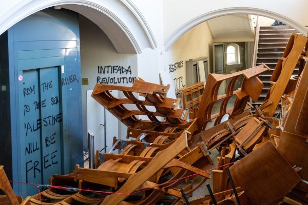 Vor dem Emil-Fischer-Hörsaal in der Humboldt-Universität türmen sich herausgerissene Stuhlreihen. - © Soeren Stache/dpa