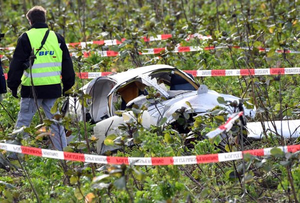 Bei Flugzeugabstürzen in Deutschland rücken Experten Bundesstelle für Flugunfall-Untersuchung (BFU) aus. (Archivbild) - © Uli Deck/dpa