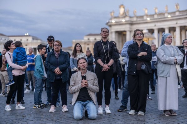 Am Abend beteten Tausende auf dem Petersplatz für den toten Papst. - © Oliver Weiken/dpa