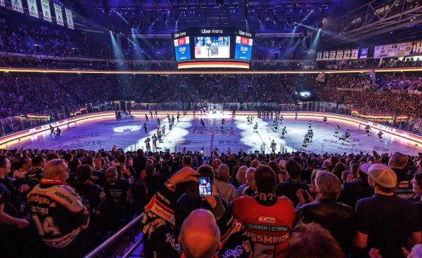 Auch vor den Spielen gedenken die Eisbären Berlin ihres verstorbenen Teamkollegen Tobias Eder. - © Andreas Gora/dpa