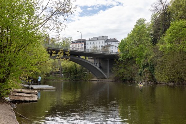 Der wochenlang vermisste Junge ist am Ostersonntag tot in der Lahn in Weilburg gefunden worden. Eine Obduktion hat nun ergeben, dass der Sechsjährige ertrunken ist. - © Helmut Fricke/dpa