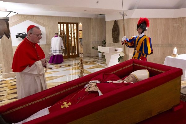 Der tote Papst Franziskus liegt nun in der Kapelle seiner Residenz Santa Marta im offenen Sarg. - © Vatican Media/Vatican Media/AP/dpa