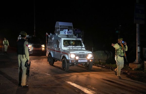 Indische Polizisten kontrollieren Straßen im Süden Kaschmirs, nachdem dort Angreifer wahllos das Feuer auf Touristen eröffnet haben. - © Dar Yasin/AP/dpa