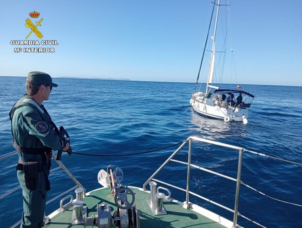 Wohin die beiden Obdachlosen mit dem auf Mallorca geklauten Segelboot wollten, ist unbekannt. - © ---/Guardia Civil Espana/dpa