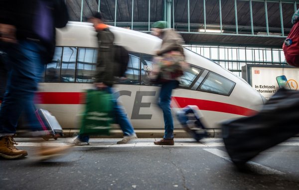 Über Ostern reisen so viele Fahrgäste wie noch nie im Fernverkehr der Deutschen Bahn. (Archivbild) - © Christoph Schmidt/dpa