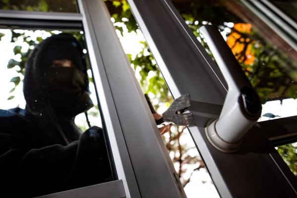In Paderborn ist ein Einbrecher durch ein Fenster eingestiegen - und dann eingeschlafen. (Symbolbild) - © Philipp von Ditfurth/dpa