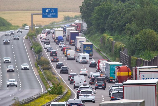 Unter anderem werden neun Brücken instand gesetzt oder neu gebaut sowie lärmmindernder Asphalt und Lärmschutzwände installiert. (Archivbild) - © Thomas Banneyer/dpa