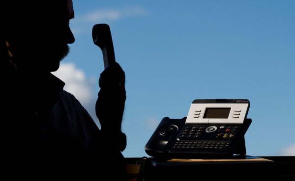 Dumm gelaufen ist es für einen Betrüger, der am Telefon bei der Polizei gelandet ist. (Symbolbild) - © Julian Stratenschulte/dpa