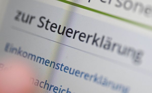 In der Finanzverwaltung von NRW soll zunehmend KI zum Einsatz kommen. (Symbolbild) - © Bernd Weißbrod/dpa