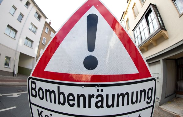 Die Entschärfung einer Weltkriegsbombe hat in Münster erhebliche Folgen für den Bahnverkehr. (Symbolbild) - © Friso Gentsch/dpa