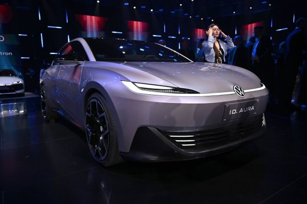 Volkswagen stellte am Vorabend der Automesse neue Modelle vor. - © Johannes Neudecker/dpa