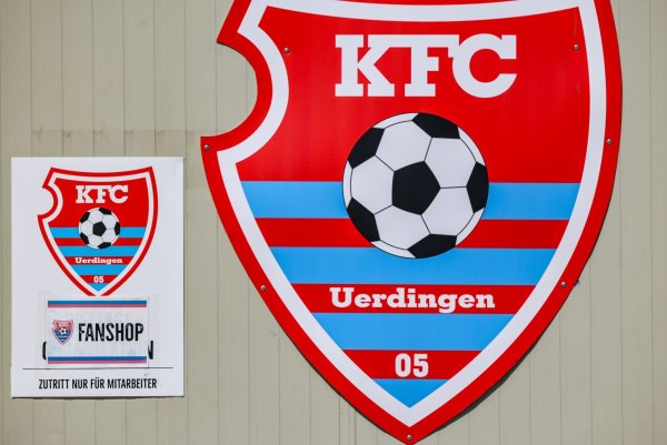 Der KFC Uerdingen stellt den Spielbetrieb in der Regionalliga sofort ein. - © Christoph Reichwein/dpa