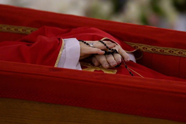 Franziskus wurde zunächst in der Kapelle seiner Residenz Santa Marta im Vatikan aufgebahrt. - © Vatican Media/Vatican Media/AP/dpa