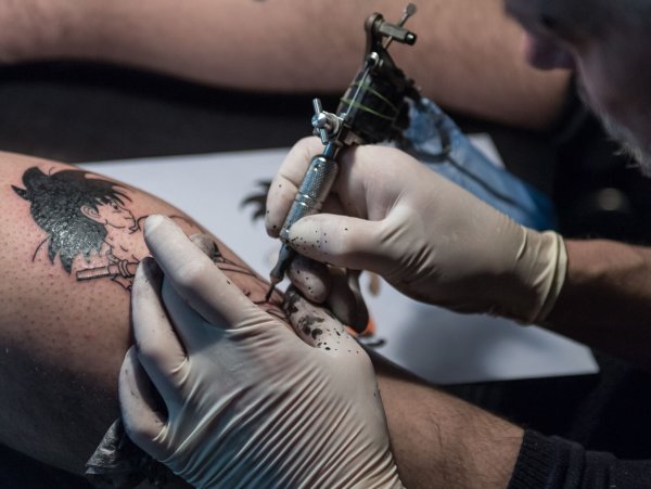 In ein frisch gestochenes Tattoo auf keinen Fall Keime geraten, die für Infektionen sorgen können. - © Daniel Maurer/dpa-tmn