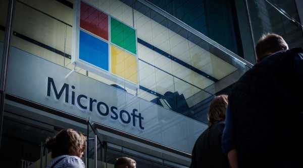 Microsoft hat Geschäftszahlen vorgelegt. Die Börse blickt gespannt auf den KI-Effekt. - © Michael Kappeler/dpa