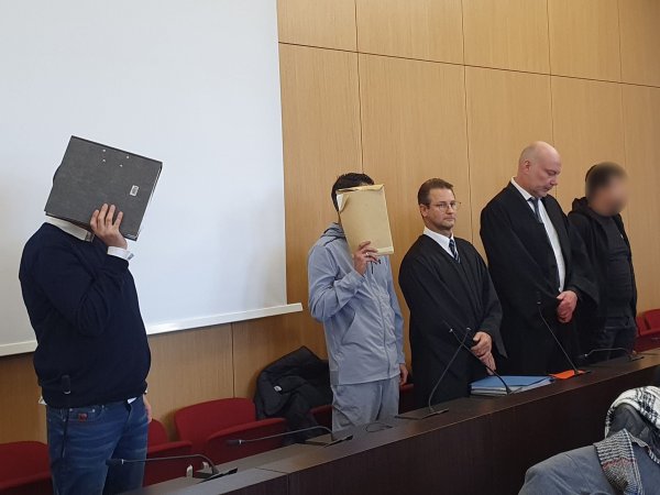 Drei mutmaßliche Geldautomatensprenger (l., 2.v.l. und r.) stehen mit ihren Anwälten vor Gericht. - © Martin Höke/dpa