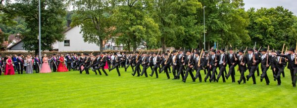 Im Stechschritt: Der traditionelle Parademarsch auf dem Sportplatz vorbei an der Königsgesellschaft und den Ehrengästen ist ein großer Spaß für alle Beteiligten und die Zuschauer. - © Achim Krause