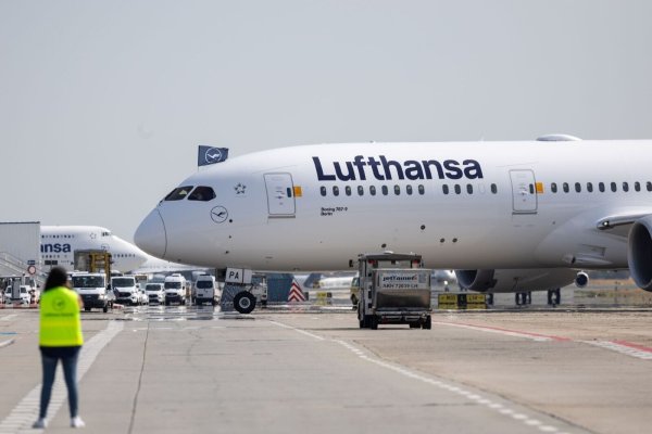 Die Lufthansa-Maschine des Typs Boeing 787-9 steht auf dem Rollfeld am Frankfurter Flughafen. - © Hannes P Albert/dpa