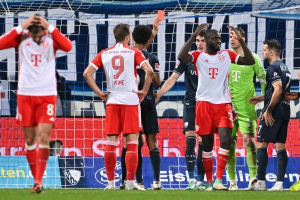 Schiedsrichter Daniel Schlager zeigt Münchens Dayot Upamecano die Gelb-Rote Karte. - © David Inderlied/dpa