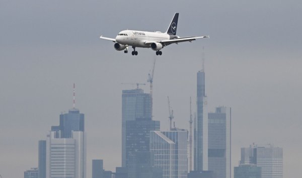 Ein Passagierflugzeug der Lufthansa ist vor der Frankfurter Skyline im Landeanflug auf den Frankfurter Flughafen. - © Arne Dedert/dpa
