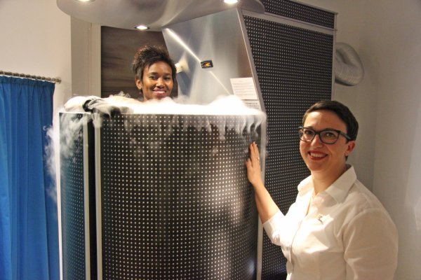Eisige Behandlung: Rose Schäfer steht in der eiskalten Kryosauna in Detmold. Regelmäßig lässt sie sich von Gundi Hartmann (rechts) schockfrosten. - © Kirsten Fuhrmann