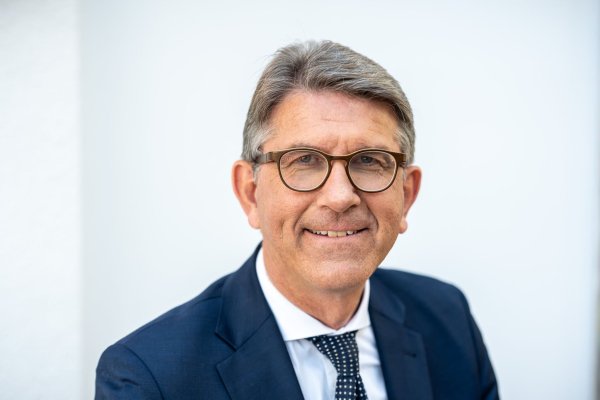 Der neue Kulturstaatsminister Wolfram Weimer will die Bekämpfung von Antisemitismus als sein erstes großes Thema setzen. (Archivbild) - © Michael Kappeler/dpa