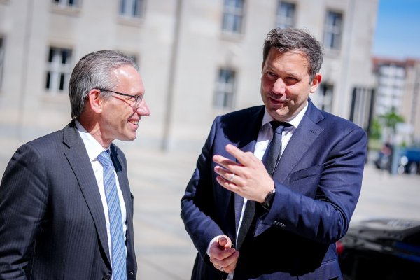 Vizekanzler Klingbeil hat das Finanzministerium übernommen. - © Kay Nietfeld/dpa