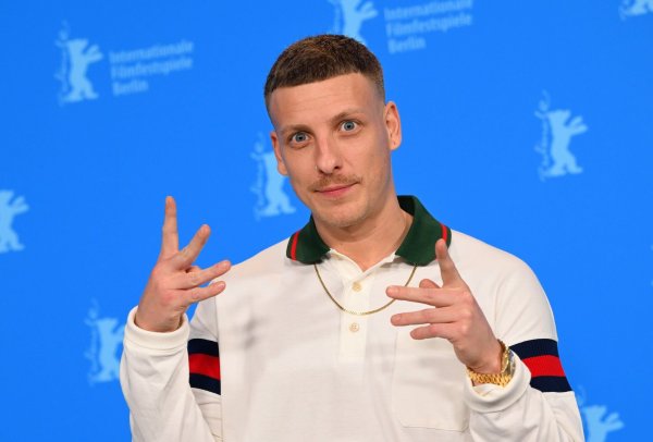 Comedian und Podcaster Felix Lobrecht. (Archivbild) - © Jens Kalaene/dpa