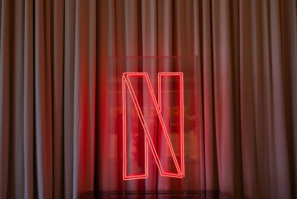 Netflix ist die Nummer eins unter den Streaming-Diensten. - © Rolf Vennenbernd/dpa