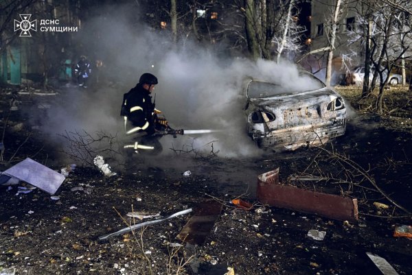 Eine russische Rakete tötete in der ukrainischen Stadt Sumy mindestens drei Menschen. - © Uncredited/Ukrainian Emergency Service/dpa